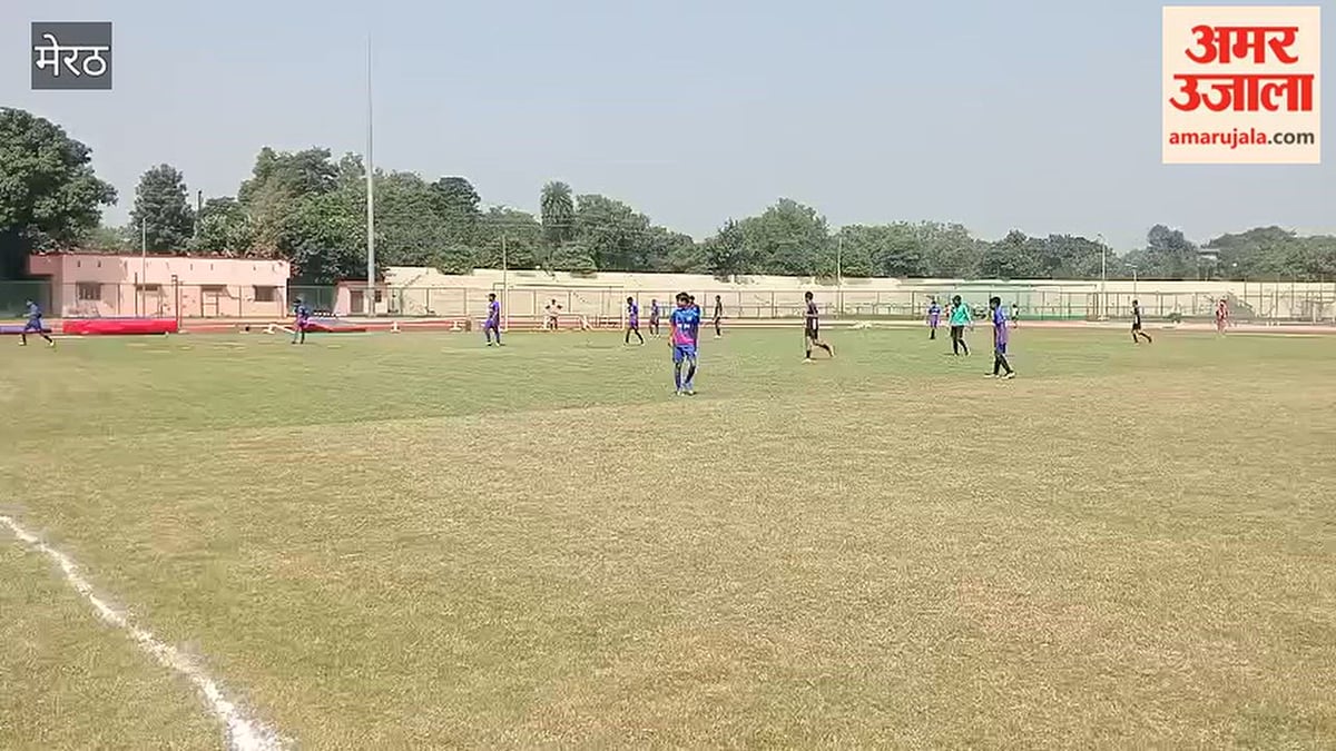 मेरठ: कैलाश प्रकाश स्पोर्ट्स स्टेडियम में फुटबॉल मैच का आयोजन