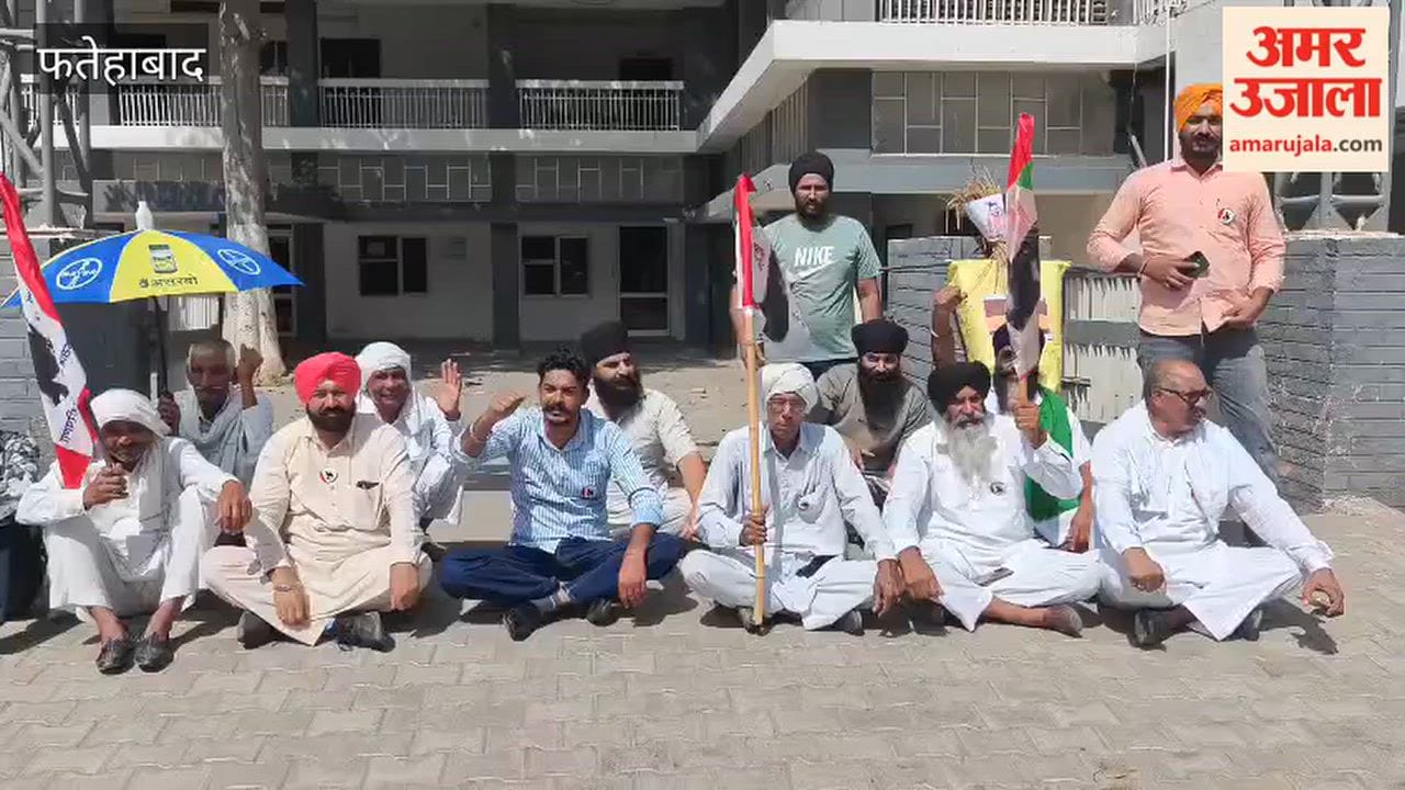 Effigy burned in Fatehabad demanding the start of government procurement of paddy.