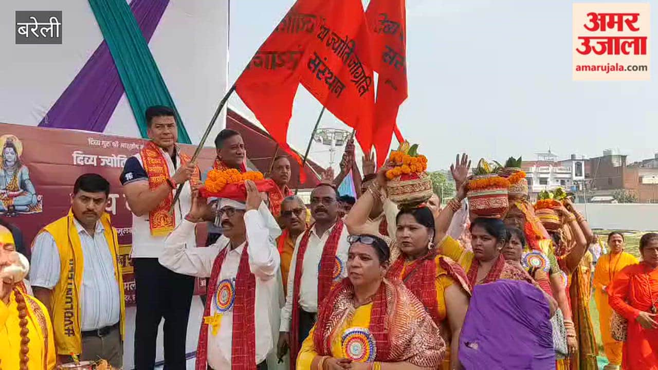 Devotees took out a grand Kalash Yatra in Bareilly