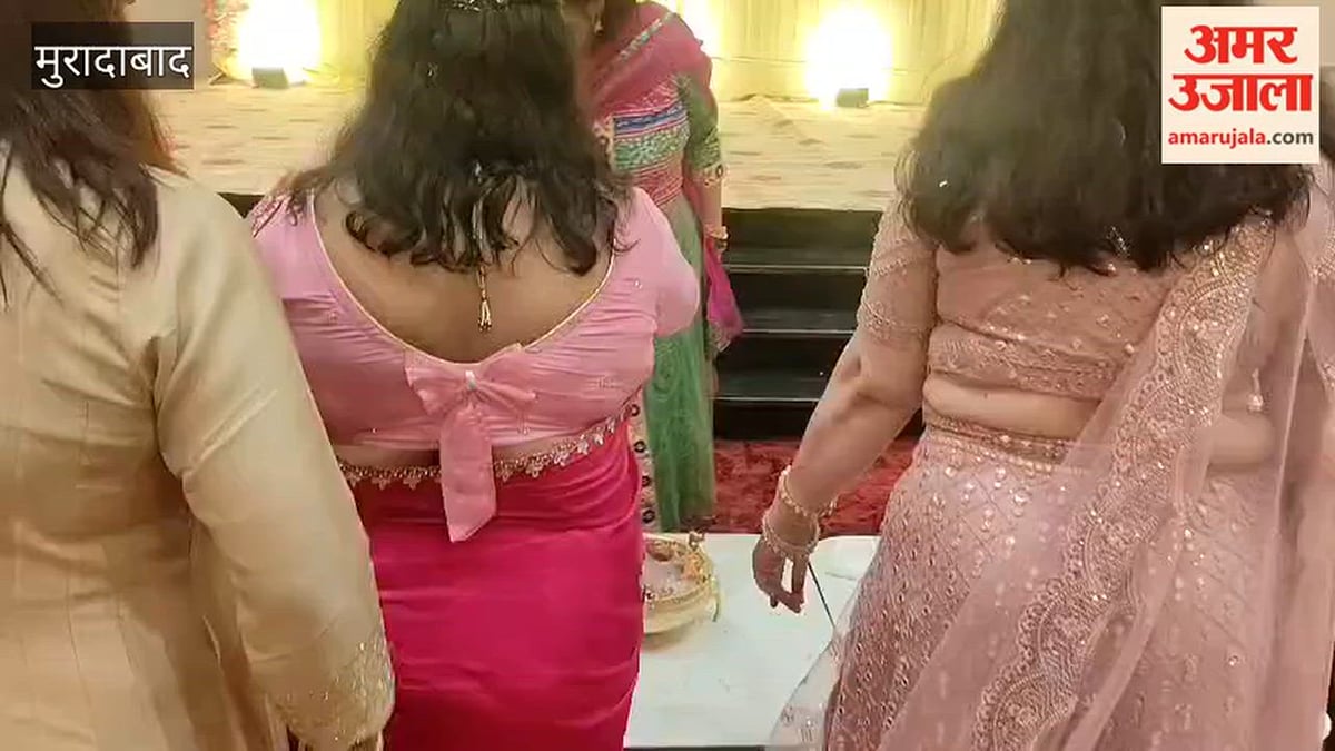 वेडिंग थीम पार्टी में महिलाओं ने की खूब मस्ती