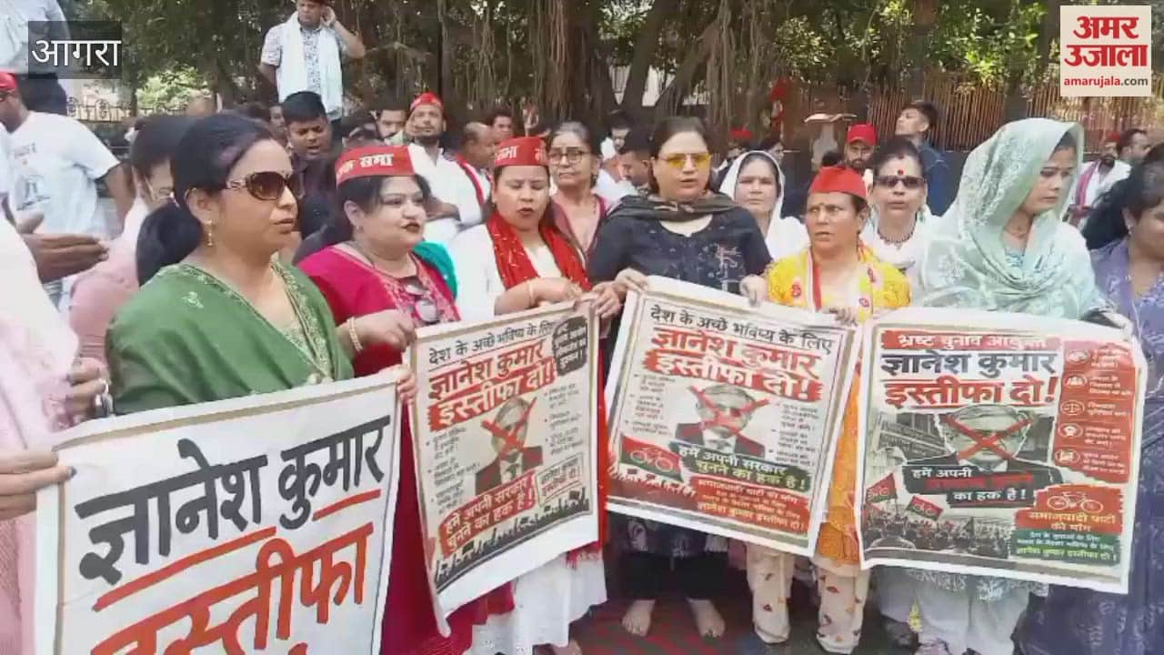 SP Workers Clash with Police During Protest Over Burning of Chief Election Commissioner's Effigy