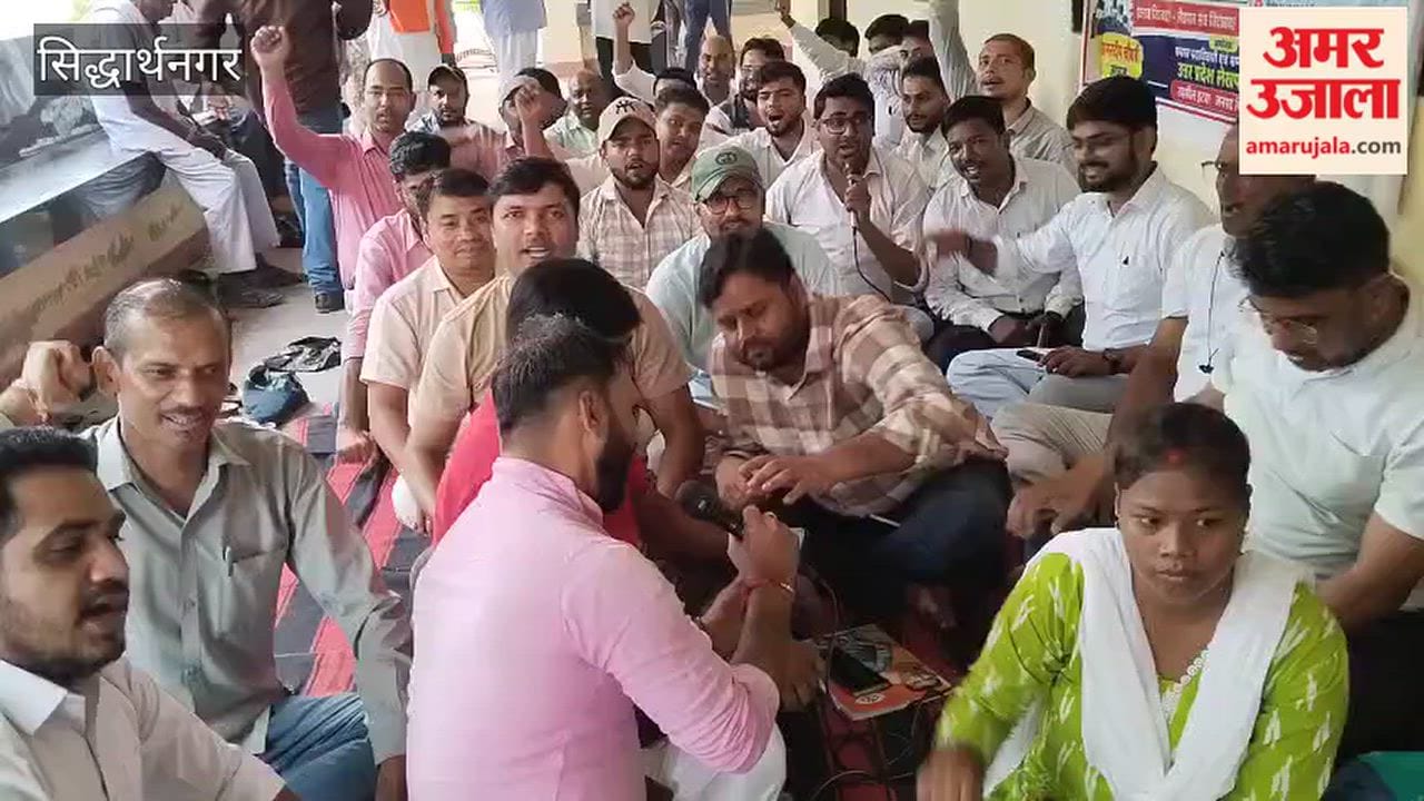 upset with sdm attitude Lekhpals stage protest in siddharthnagar