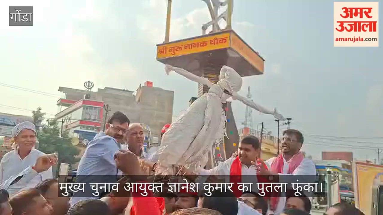 VIDEO: अखिलेश की गिरफ्तारी से सपाई नाराज, मुख्य चुनाव आयुक्त का फूंका पुतला