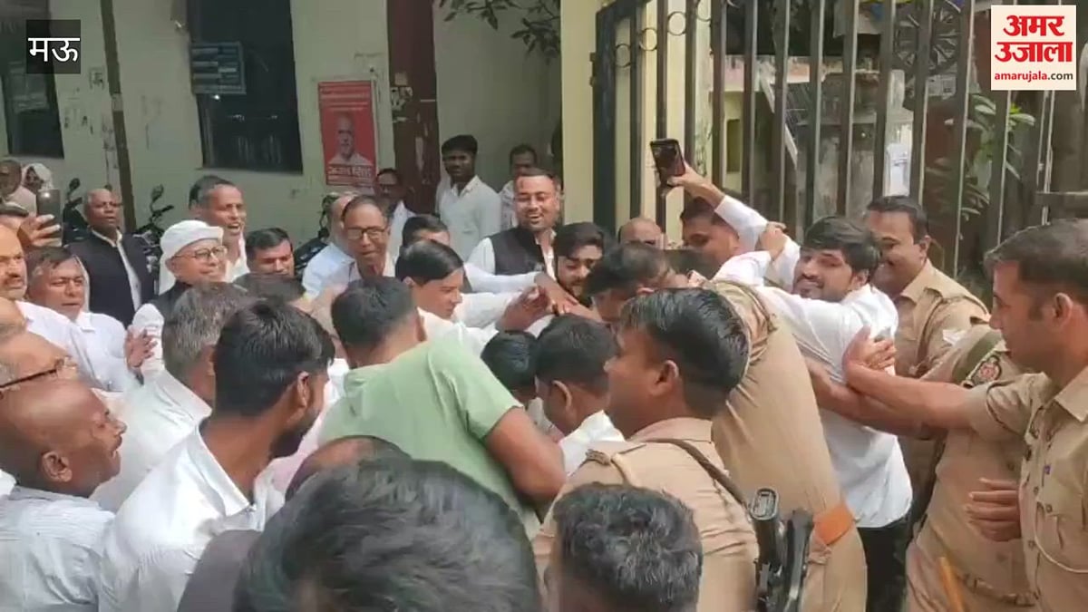मऊ: वोटर लिस्ट में धांधली का आरोप लगाकर अधिवक्ताओं का प्रदर्शन, पुतला फूंकने को लेकर पुलिस से झड़प