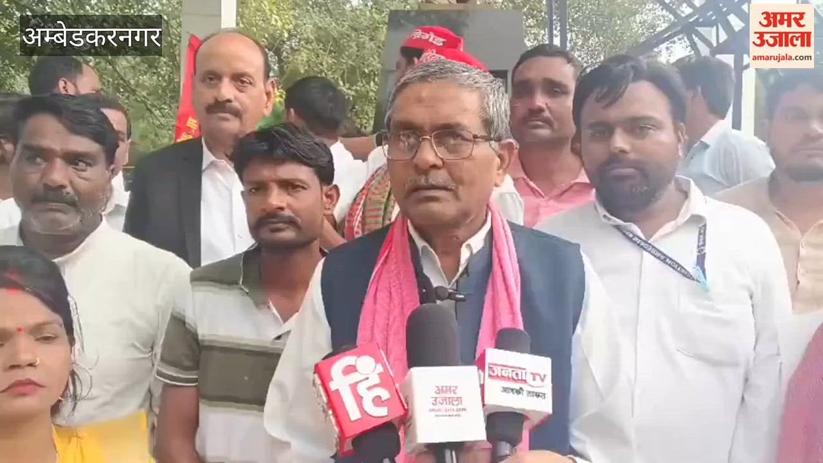 अंबेडकरनगर: अखिलेश को हिरासत में लिए जाने के बाद सड़क पर उतरें सपाई