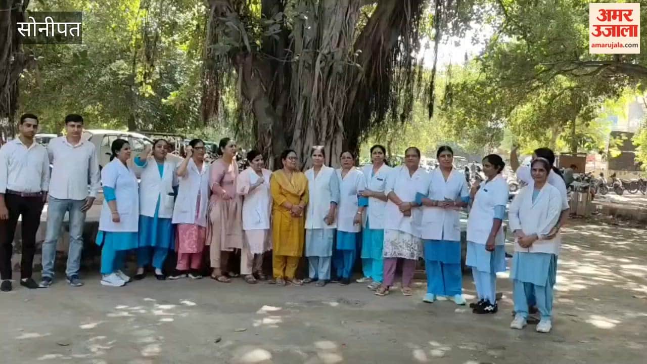 Protest against transfer policy: Nursing staff staged a two-hour 'pen-down' strike; the protest will continue today as well.
