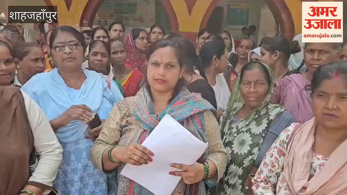 मांगों को लेकर आशा वर्कर का सीएचसी में प्रदर्शन