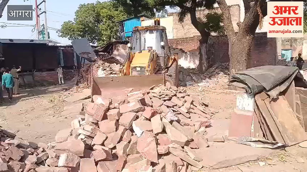 VIDEO: तांतपुर में रेलवे की जमीन पर चला बुलडोजर, 20 साल से जमीं एक दर्जन झोंपड़ियां कर दीं ध्वस्त