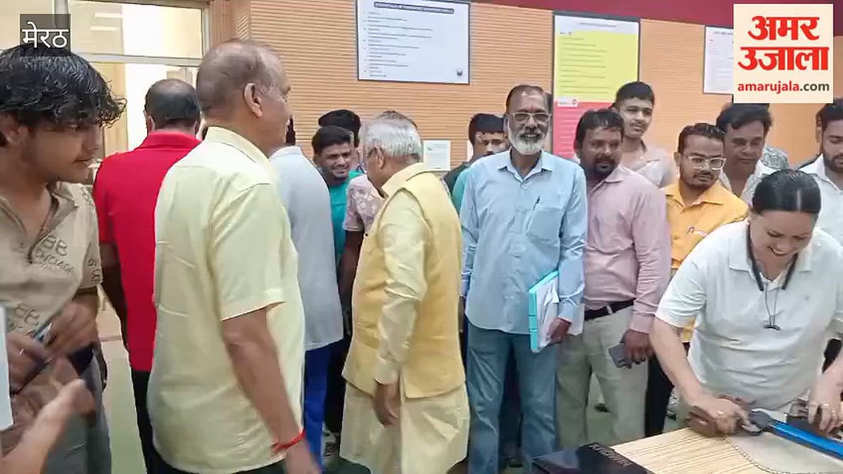 मेरठ: कैलाश प्रकाश स्टेडियम में वाटर कूलर का उद्घाटन, सांसद लक्ष्मीकांत वाजपेयी ने पानी पीकर किया शुभारंभ, खिलाड़ियों को मिलेगी सुविधा