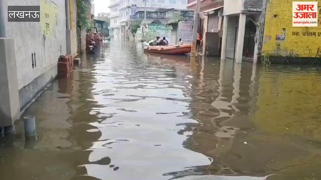 Flooding in Gomti River in Lucknow water has inundated colony near Maurya Market in Faizullaganj