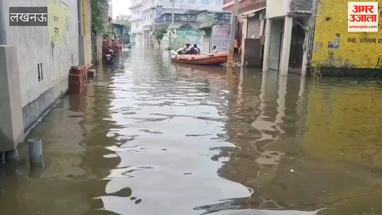 Flooding in Gomti River in Lucknow water has inundated colony near Maurya Market in Faizullaganj