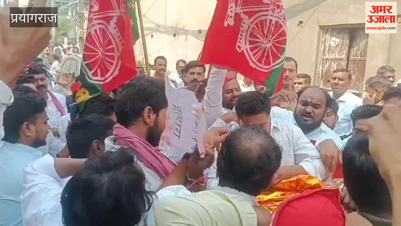 SP workers burned an effigy of Chief Election Commissioner Gyanesh Kumar and took out a mock funeral procession.
