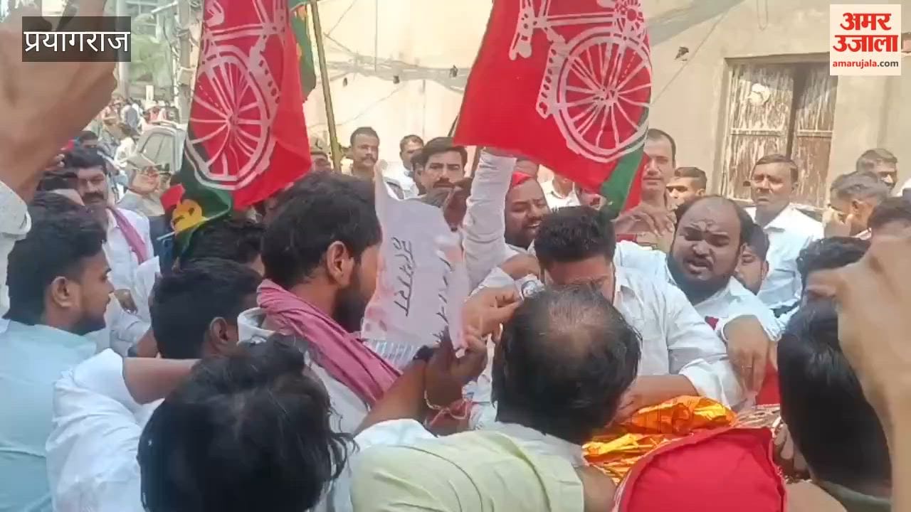 SP workers burned an effigy of Chief Election Commissioner Gyanesh Kumar and took out a mock funeral procession.