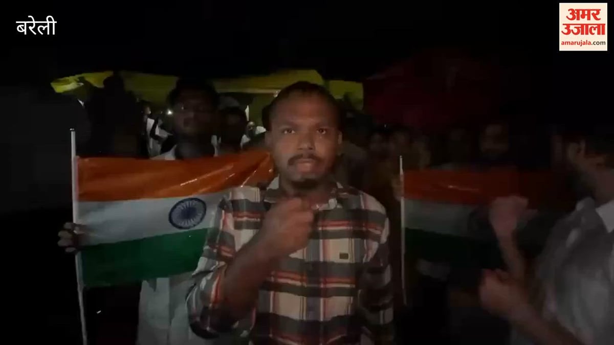 बरेली: आईवीआरआई में चौथे दिन भी प्रदर्शन, रात में बारिश के बीच डटे रहे छात्र