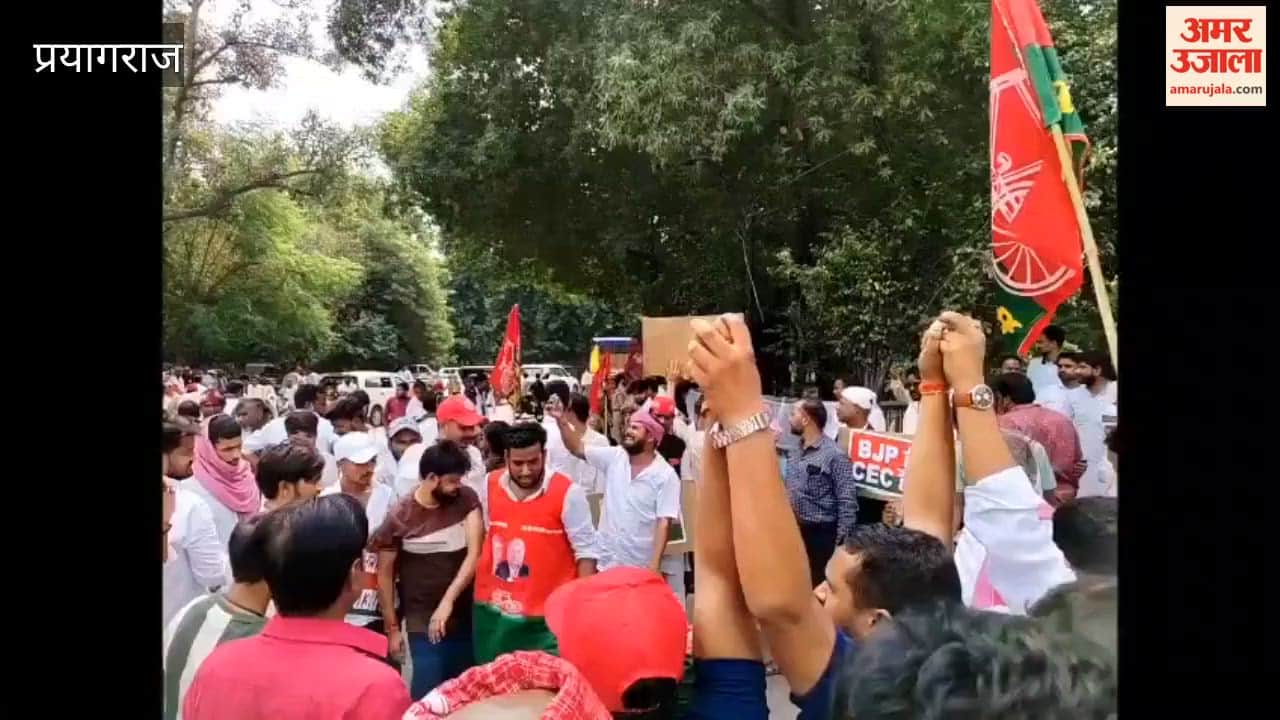 SP staged a protest demanding the resignation of the Chief Election Commissioner.