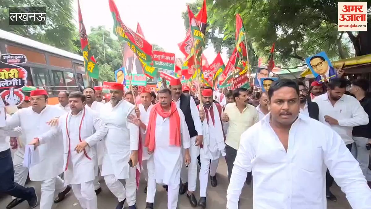 लखनऊ में सपाइयों ने मुख्य चुनाव आयुक्त ज्ञानेश कुमार के खिलाफ किया प्रदर्शन, की नारेबाजी