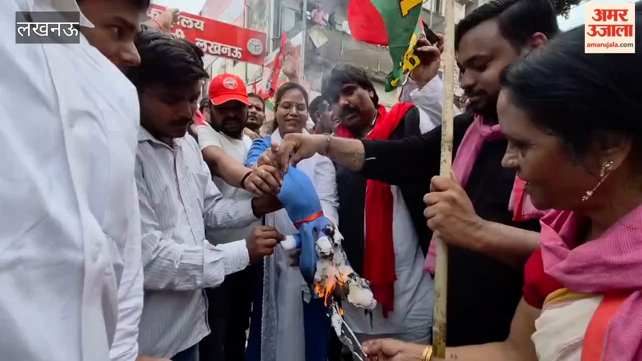 SP workers staged protest and raised slogans against CEC Gyanesh Kumar In Lucknow