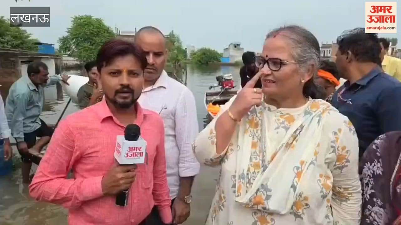 लखनऊ में बाढ़ प्रभावित इलाकों में पहुंचीं महापौर, घर-घर पहुंचाई राहत सामग्री