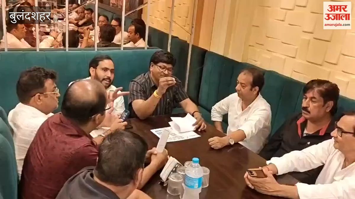 बुलंदशहर: दवाओं पर अधिक एमआरपी को लेकर औषधि निरीक्षक ने विक्रेताओं संग की बैठक