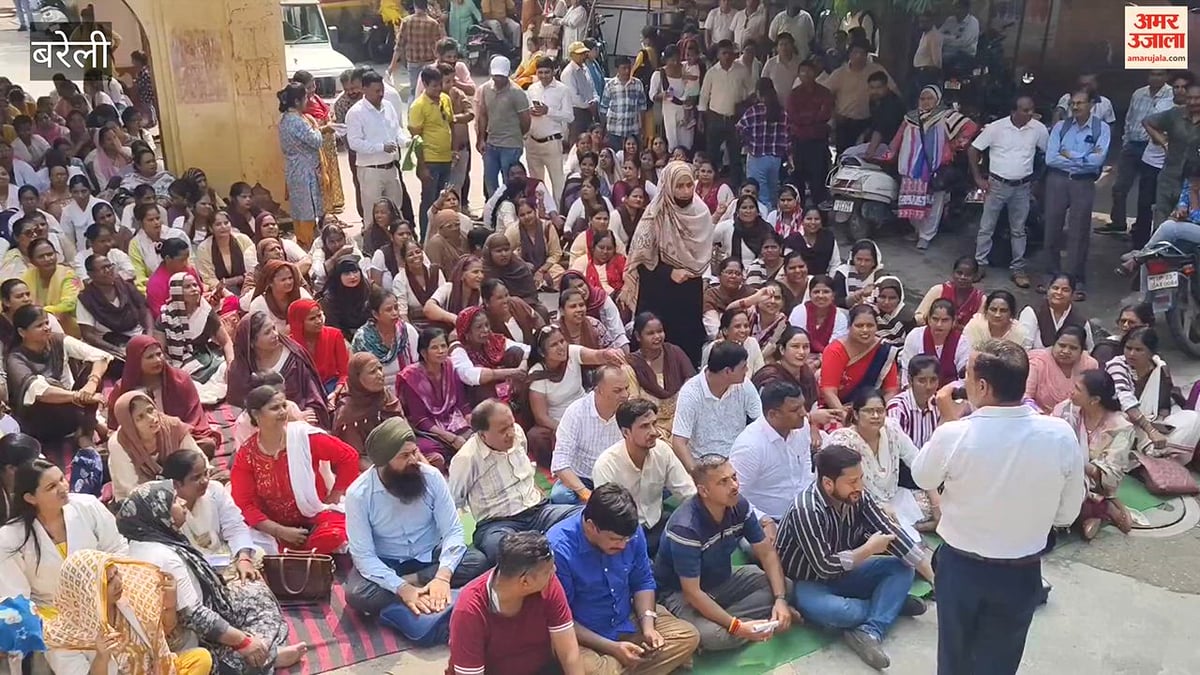 बरेली: एनएचएम के संविदा कर्मचारियों ने दिया धरना, हड़ताल की चेतावनी