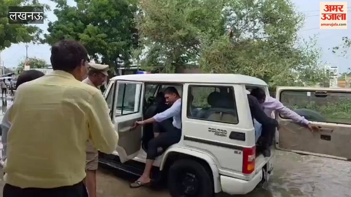लखनऊ में डीएम ने बाढ़ प्रभावित इलाकों का लिया जायजा, घर-घर पहुंचाया राहत सामग्री