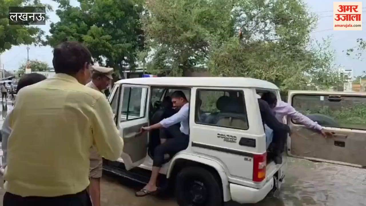 DM inspected flood-affected areas and delivered relief supplies to households In Lucknow