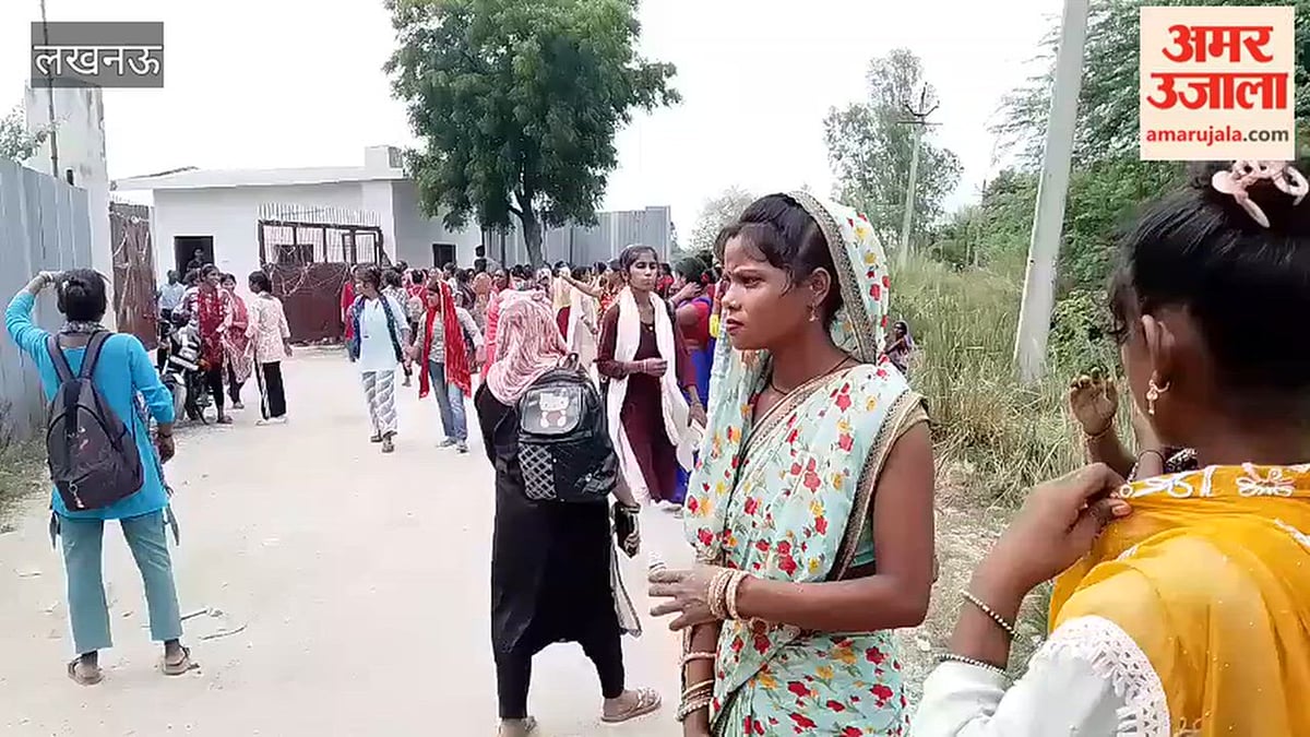 कम मजदूरी के विरोध में लखनऊ में महिलाओं ने पान मसाला फैक्टरी के गेट पर किया हंगामा