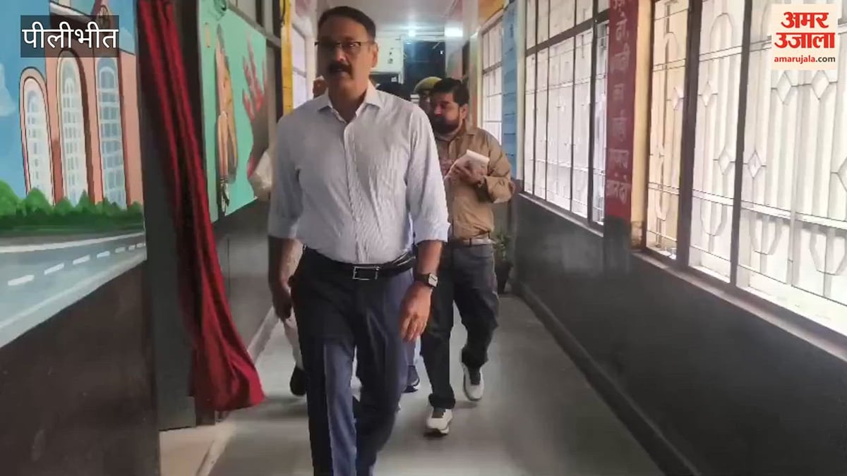 पीलीभीत: डीएम ने विकास भवन का किया औचक निरीक्षण, अफसरों और कर्मचारियों की उपस्थिति परखी