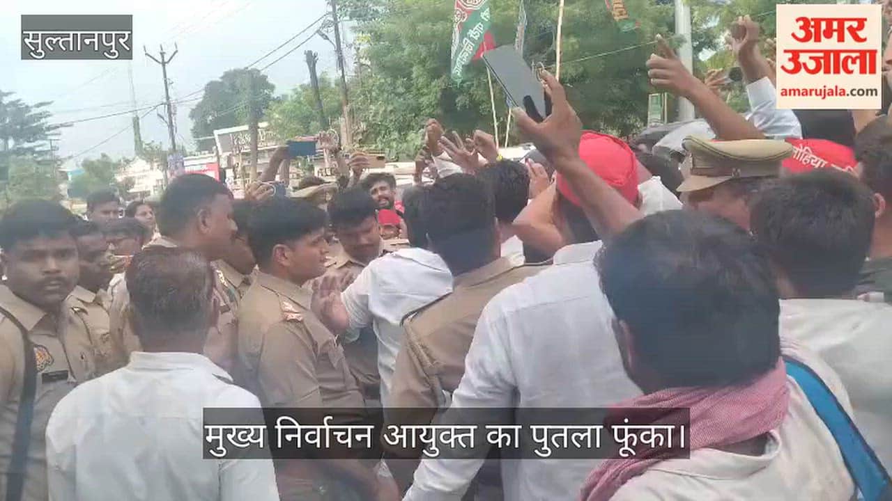 Video: सपा कार्यकर्ताओं की पुलिस से नोकझोंक, मुख्य निर्वाचन आयुक्त का पुतला फूंका