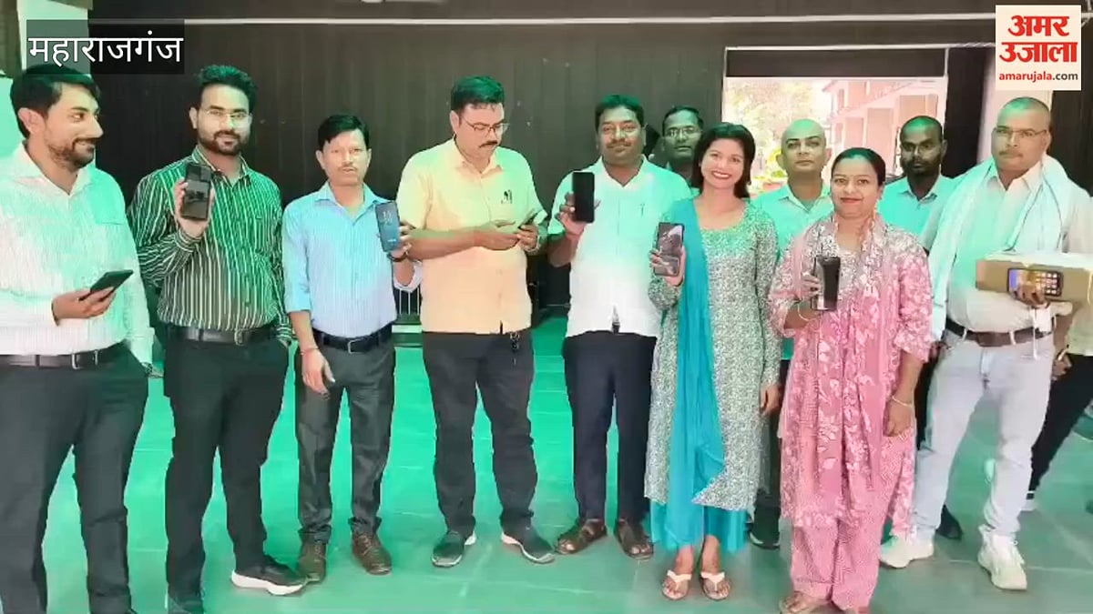 महराजगंज: वेतन बढ़ोतरी समेत अन्य मांगों को लेकर लेखपालों ने किया विरोध