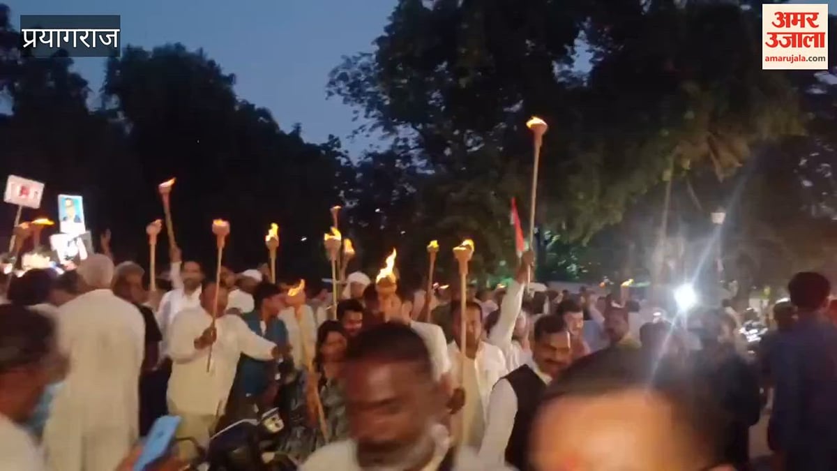 वोट चोरी के विरोध में कांग्रेस ने निकाला मशाल जुलूस, वरुण चौधरी बोले- ज्ञानेश कुमार के इस्तीफे तक जारी रहेगा आंदोलन