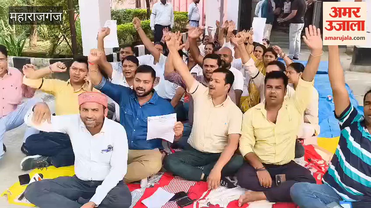 महराजगंज: आउटसोर्सिंग कर्मचारियों ने जिला अस्पताल में दिया धरना