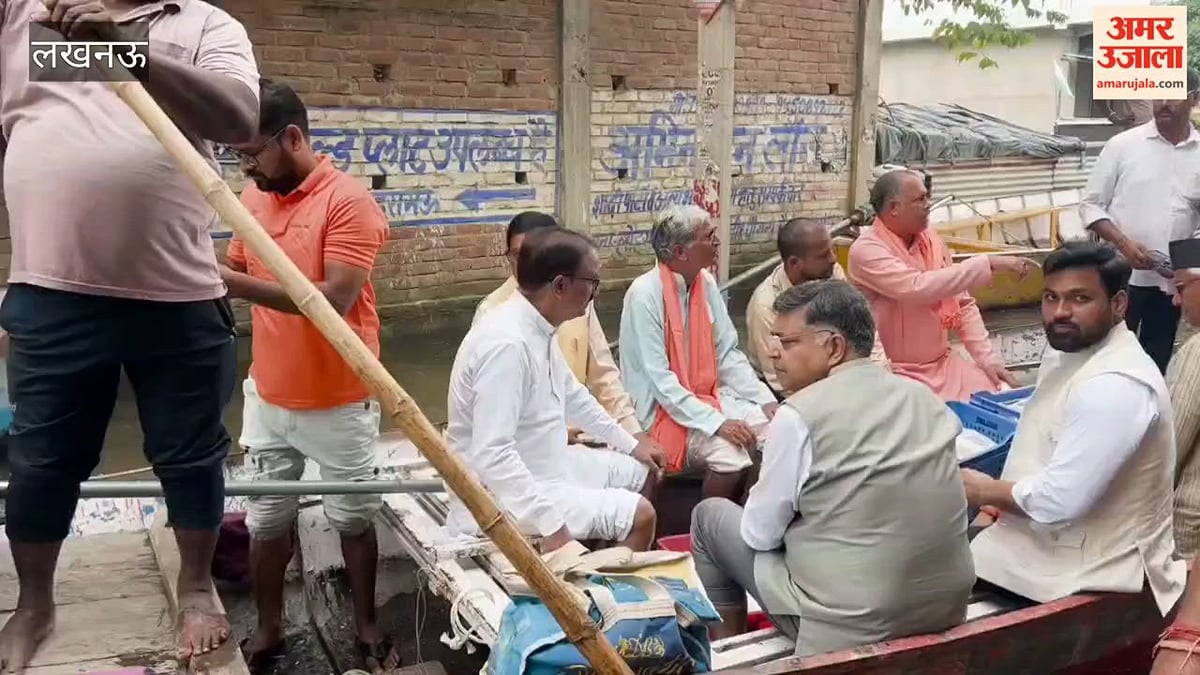 लखनऊ के फैजुल्लागंज में बाढ़ पीड़ितों को विधायक ने बांटी राहत सामग्री