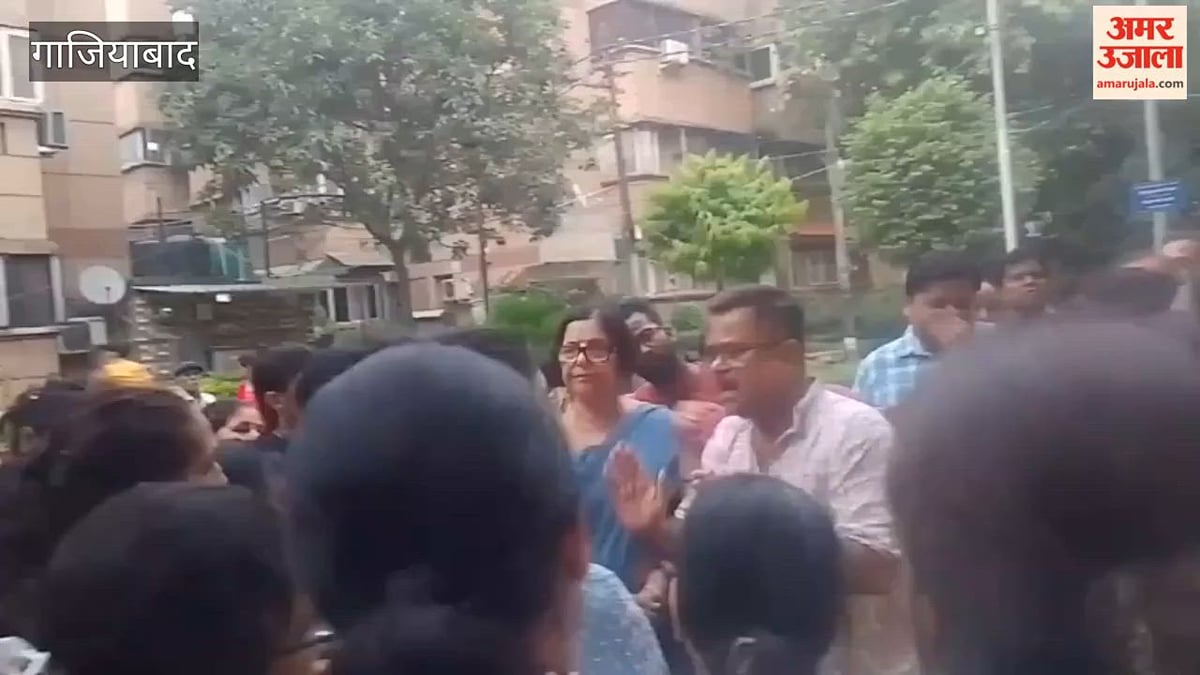 गाजियाबाद की शिप्रा रिवेरा सोसायटी में कुत्तों का आतंक, परेशान निवासियों ने किया प्रदर्शन
