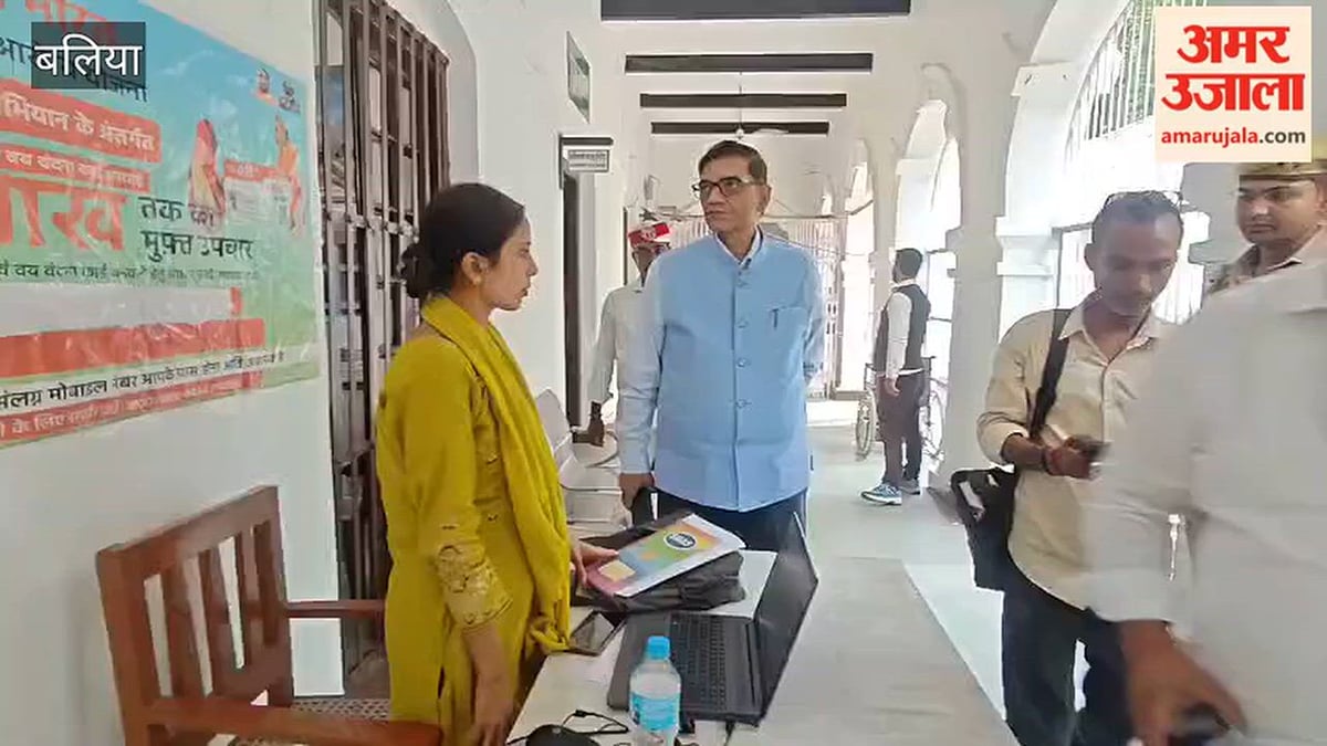 बलिया में डीएम ने कहा- आधार लेकर आएं, पांच मिनट में बनवाएं आयुष्मान कार्ड, VIDEO
