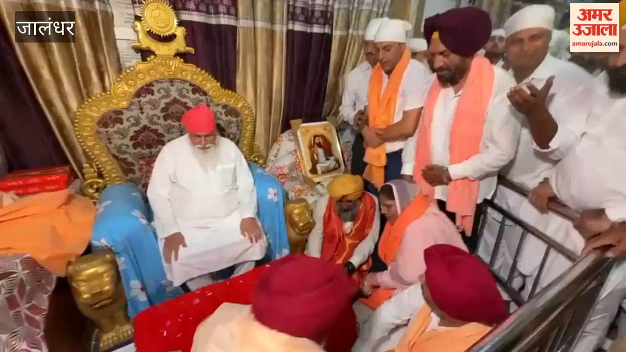 Pargat Singh pays obeisance at Dera Sachkhand Ballan.
