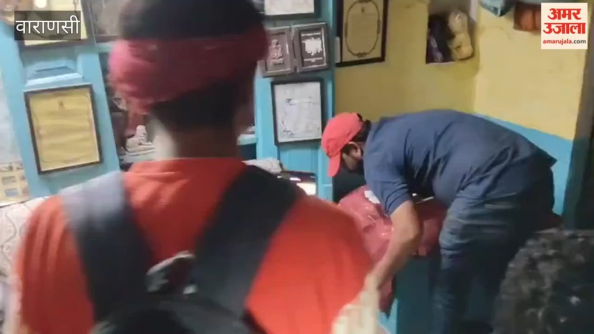 पियरी चौकी के पीछे छत से गिरा साढ़े चार फीट का सांप, मकान में घुसा तो मची हलचल, VIDEO