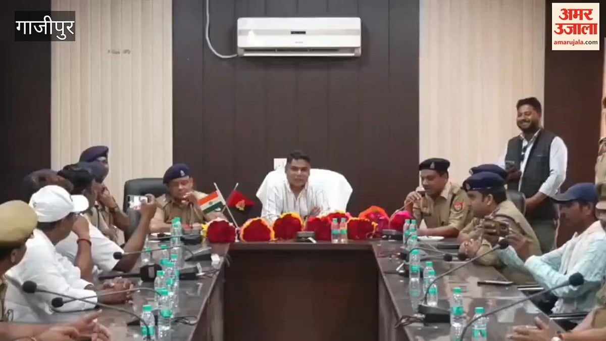 गाजीपुर में एसपी डॉ. ईरज राजा को पुलिस लाइन में दी विदाई, VIDEO