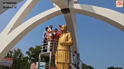 Tribute paid to Loknayak Jayaprakash Narayan at Asuran Crossing on his death anniversary.