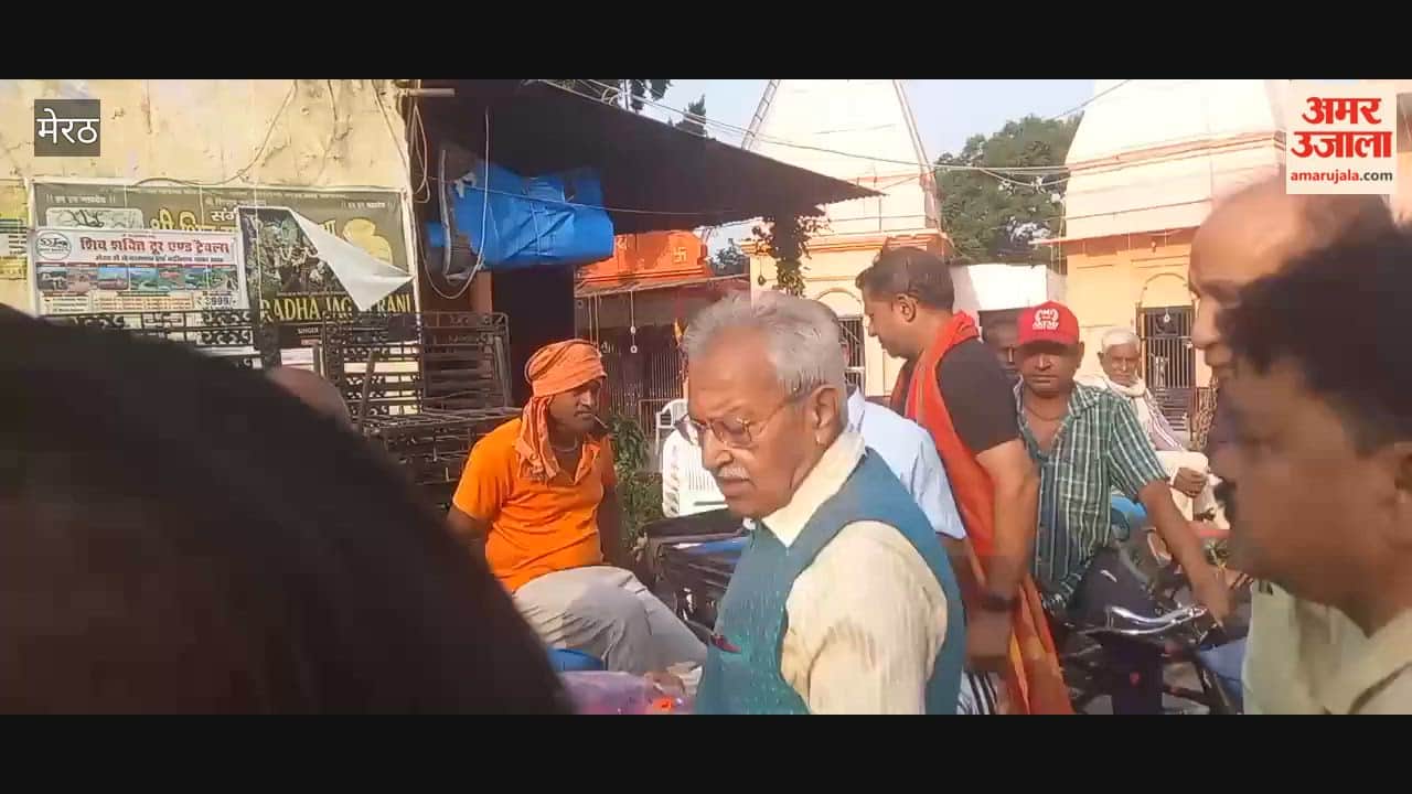Laxmikant Vajpayee Distributes Essential Items to Rickshaw Pullers in Meerut