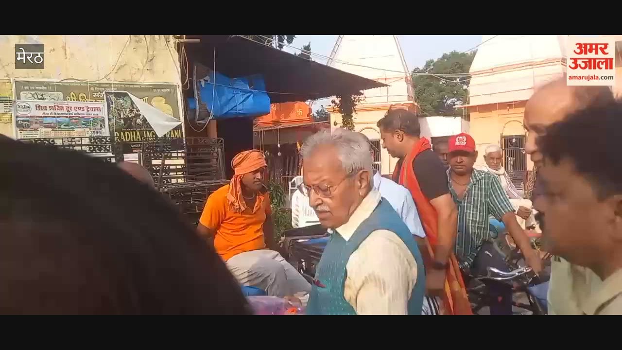Laxmikant Vajpayee Distributes Essential Items to Rickshaw Pullers in Meerut
