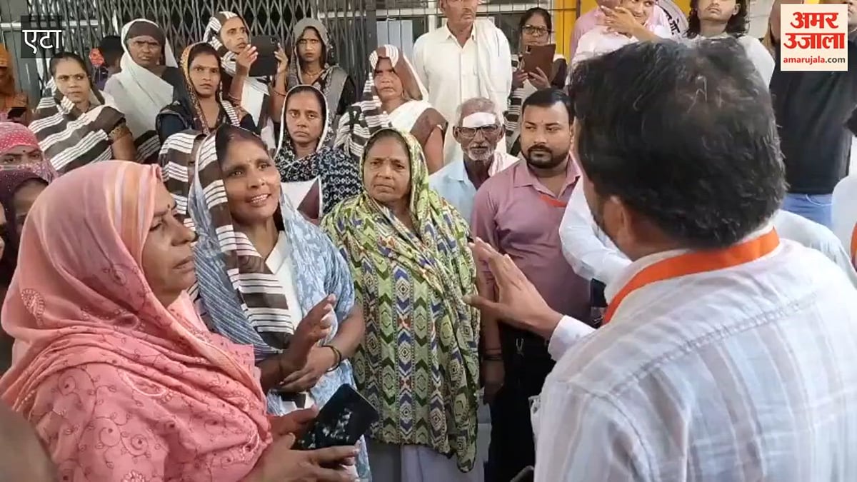 VIDEO: आशाओं ने दूसरे दिन भी घेरा सीएचसी, मुख्य गेट पर जड़ा ताला: 18 हजार मानदेय और सरकारी कर्मचारी का दर्जा देने की मांग