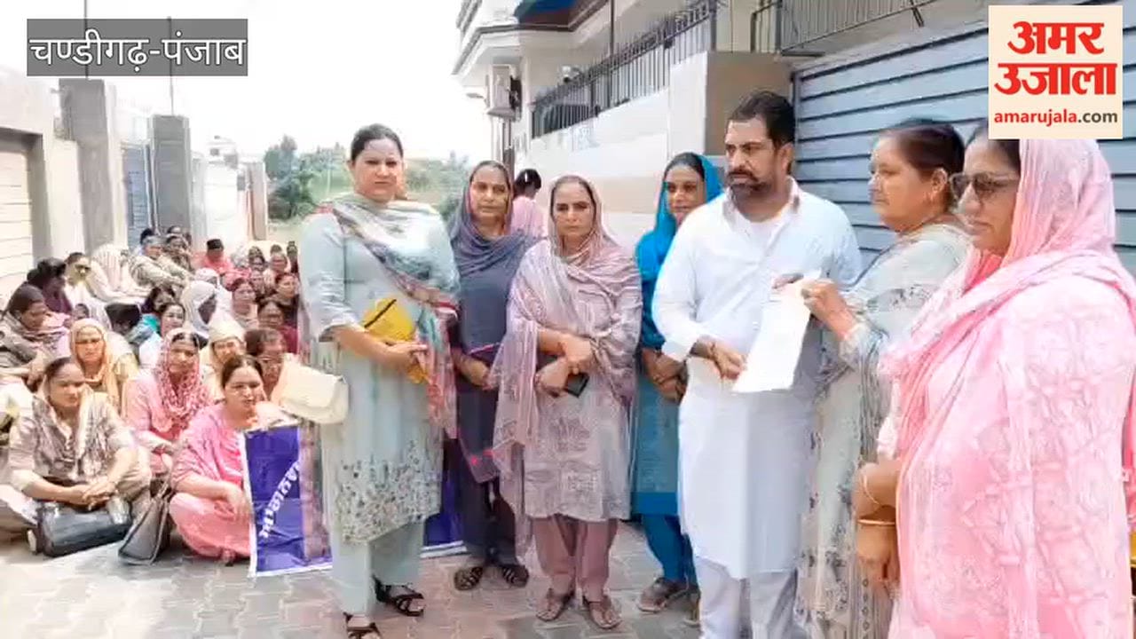Anganwadi workers in Zira handed over a memorandum addressed to the Chief Minister to the MLA.