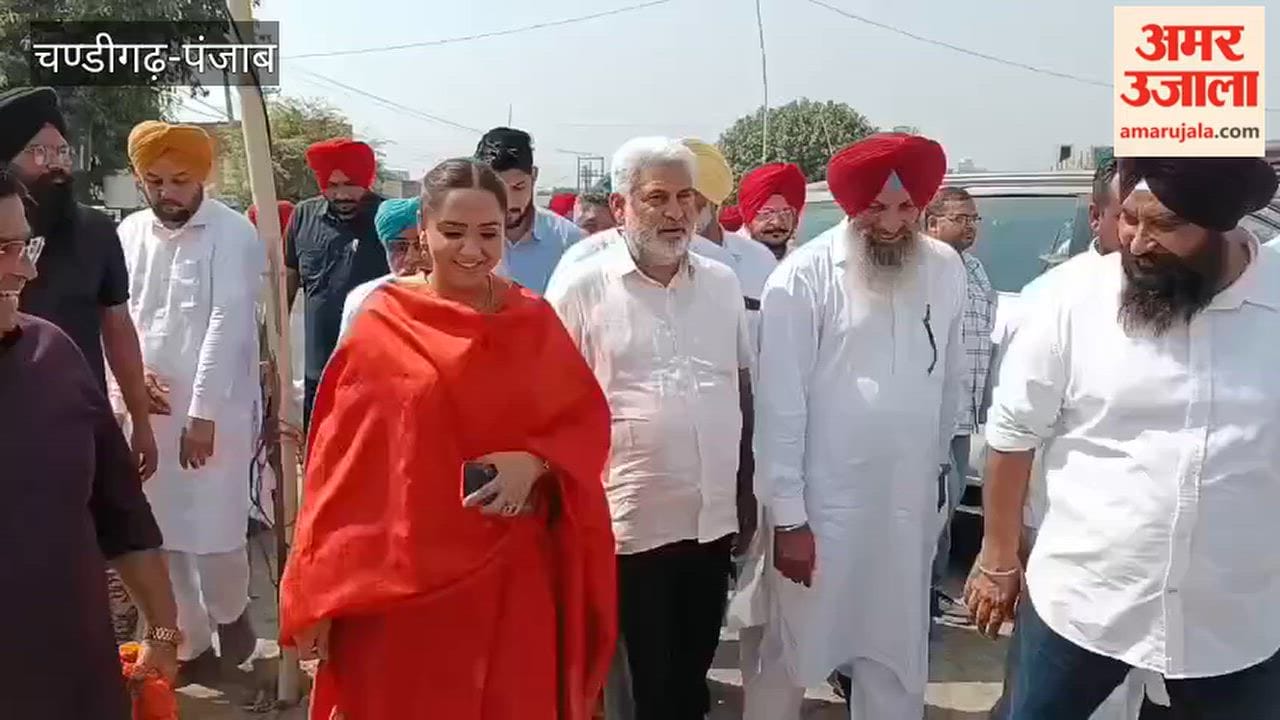 Cabinet Minister Lal Chand Kataruchak arrived at Moga Mandi and initiated the procurement of paddy.