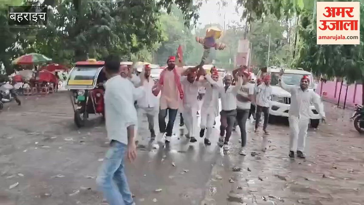 बहराइच में सपाइयों ने मुख्य चुनाव आयुक्त का पुतला फूंका, पुलिस से खींचतान
