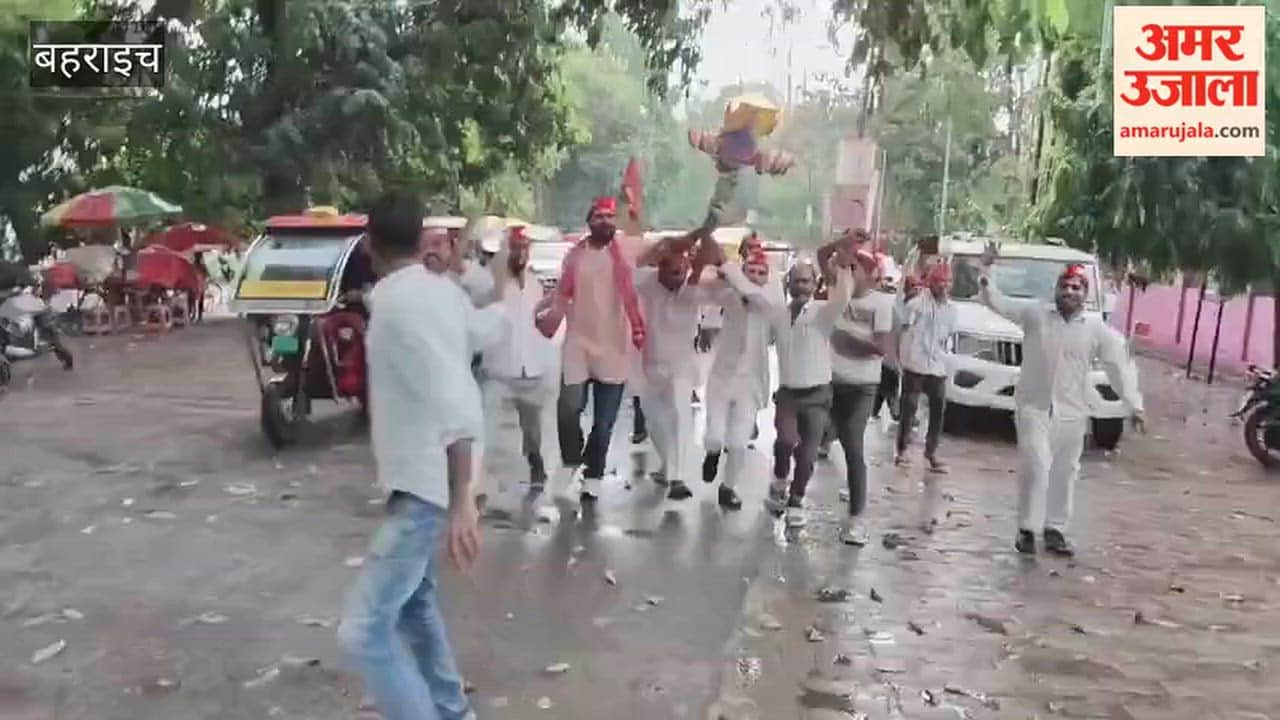 बहराइच में सपाइयों ने मुख्य चुनाव आयुक्त का पुतला फूंका, पुलिस से खींचतान
