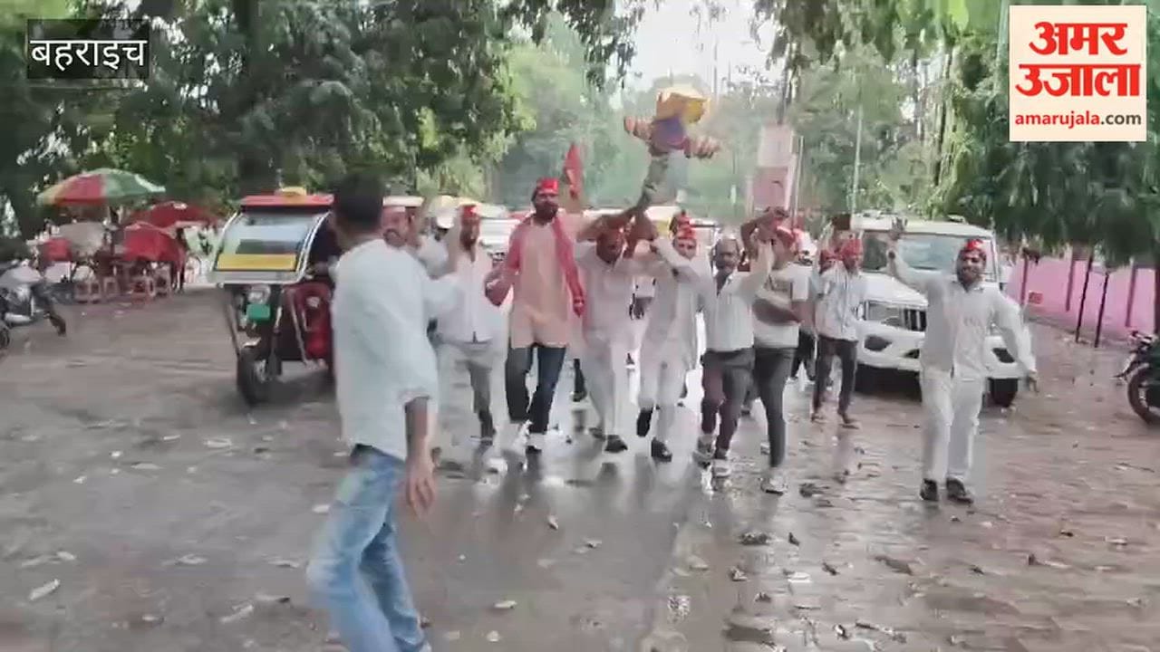 बहराइच में सपाइयों ने मुख्य चुनाव आयुक्त का पुतला फूंका, पुलिस से खींचतान