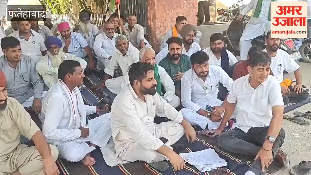 Farmers outraged over the lack of smooth paddy procurement staged a protest outside the market committee office.