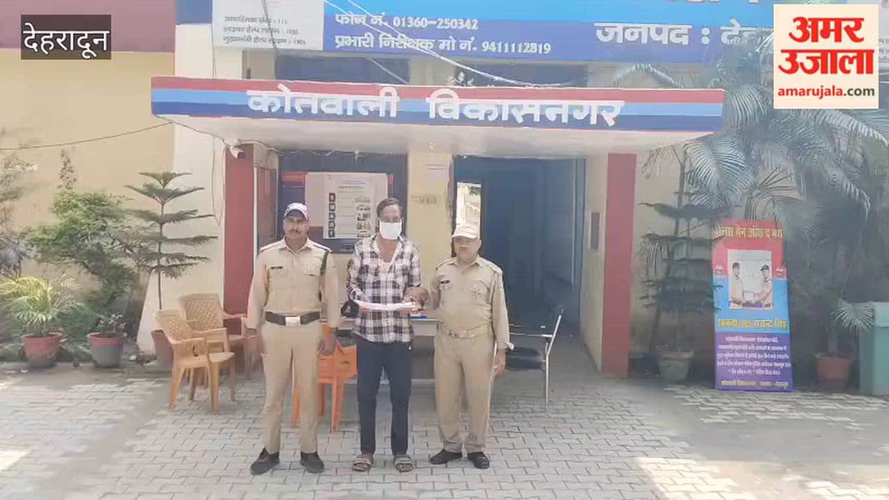 Youth roaming in Vikasnagar under the cover of darkness police catch him with a khukri.