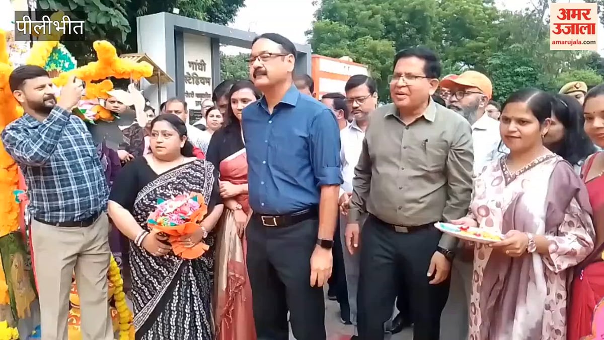 पीलीभीत: गांधी स्टेडियम में शिक्षकों ने बनाई रंगोली, सरकारी योजनाओं को रंगों में उकेरा